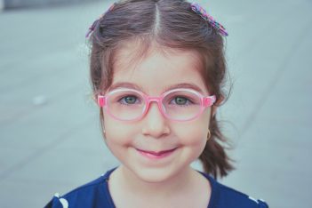 Gafas de sol para bebés y niños: por qué deben usarlas y cómo elegirlas