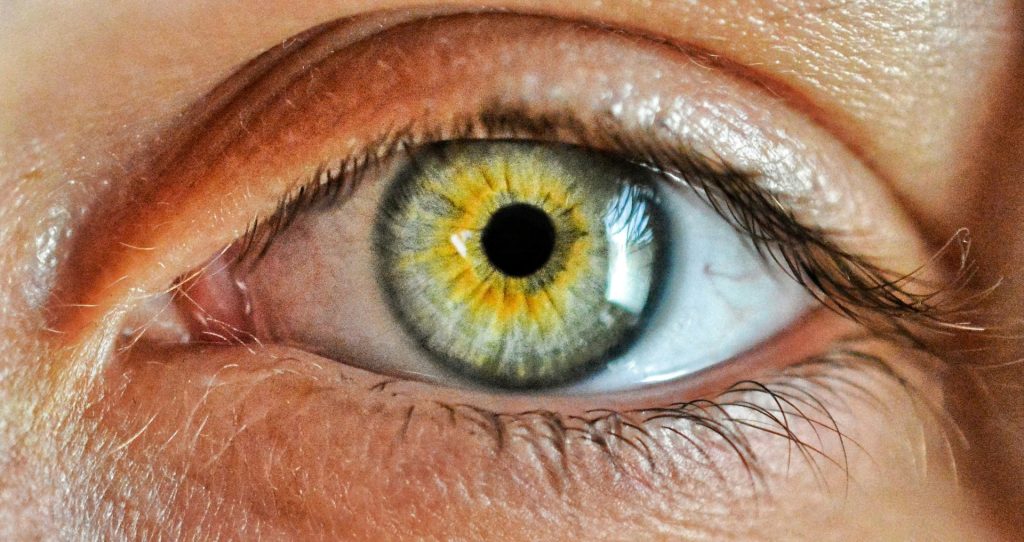 Cuidá tus ojos este invierno: consejos para prevenir ojo seco y fatiga visual en ambientes fríos y secos