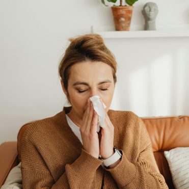 Congestión, tos, estornudos, ojos irritados y picazón son algunos de los signos de una reacción alérgica; ¿cómo prevenirla?