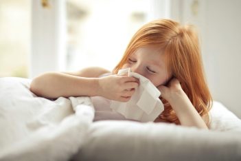 ¿Estornudos en otoño? La alergia estacional que pocos conocen