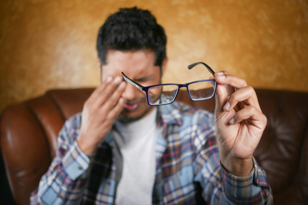 El uso de anteojos de lectura sin consultar al oftalmólogo aumenta el riesgos de enfermedades oculares