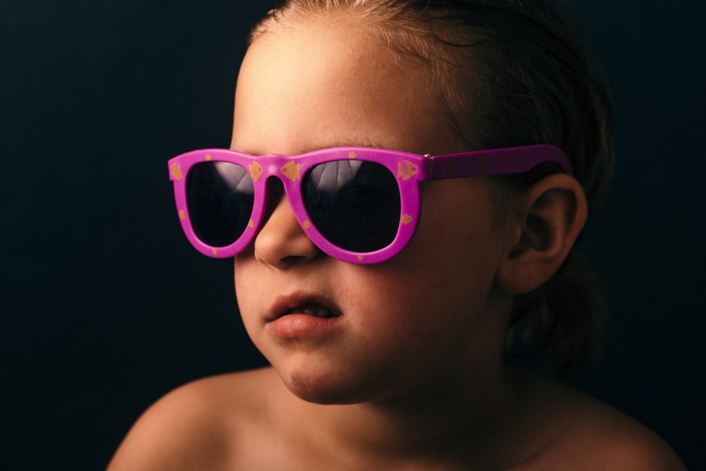 Niño con anteojos de sol