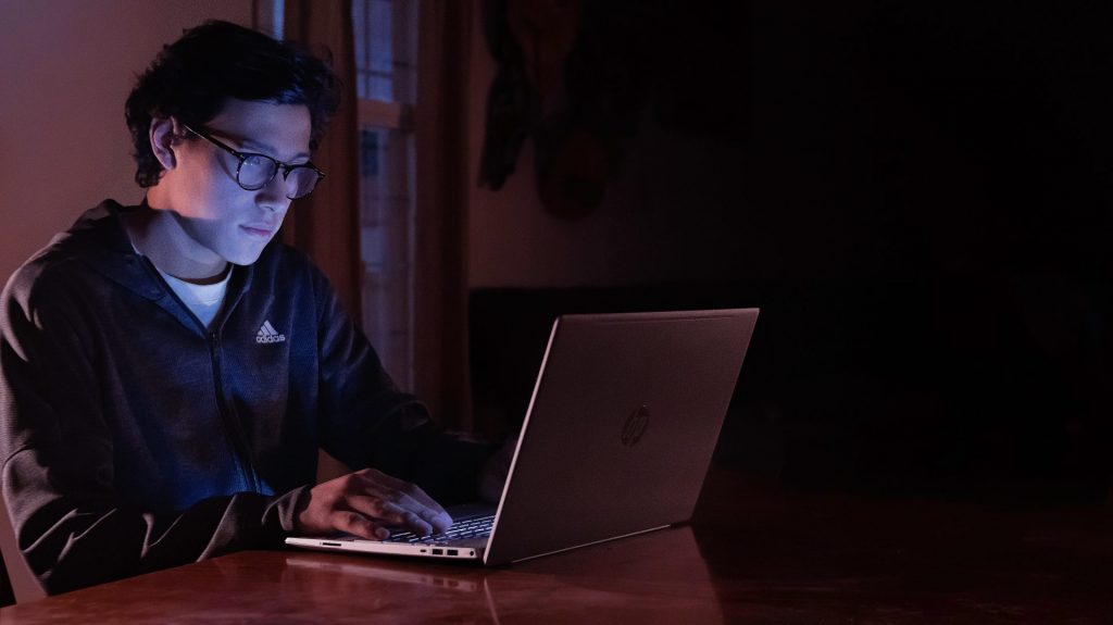 Cómo evitar la fatiga visual por la exposición a las pantallas