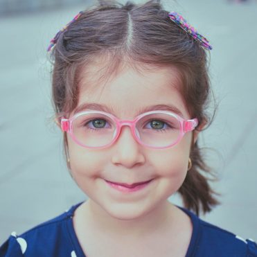 Gafas de sol para bebés y niños: por qué deben usarlas y cómo elegirlas