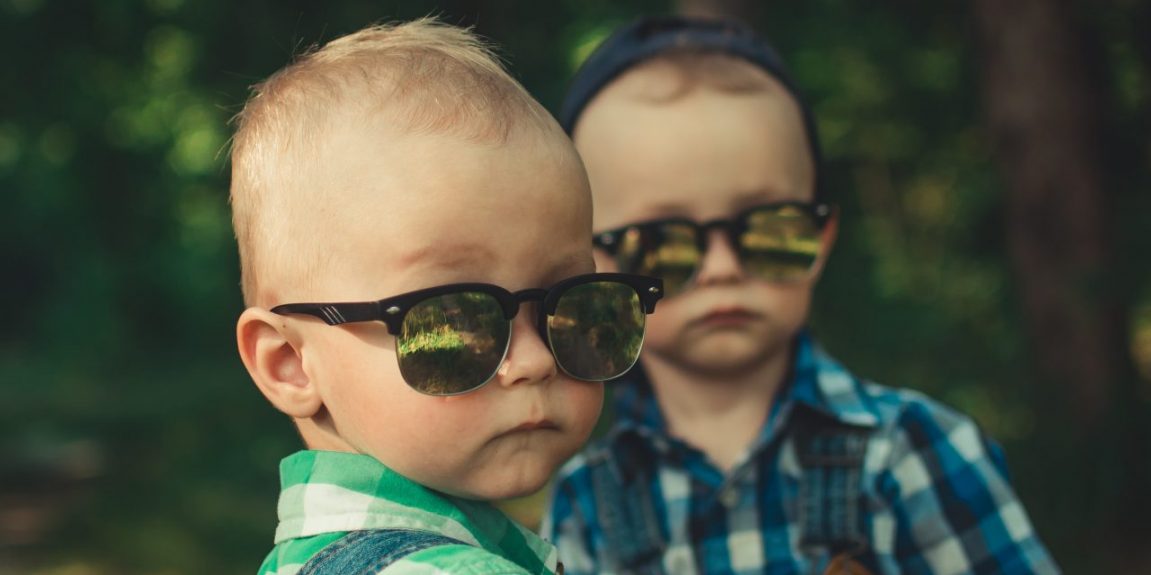 Los anteojos de sol para niños no son juguetes