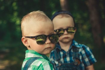 Los anteojos de sol para niños no son juguetes