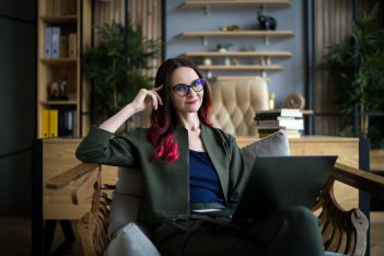 Personas con presbicia o vista cansada requieren de anteojos adecuados