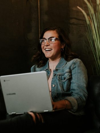 ¿Por qué puedes necesitar anteojos para computadora?