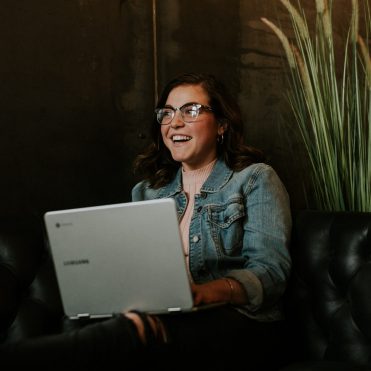 ¿Por qué puedes necesitar anteojos para computadora?