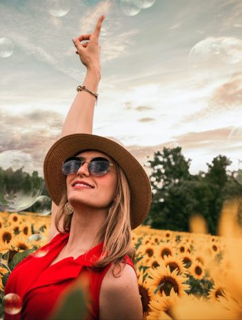 Del cloro a la arena: cómo evitar las amenazas oculares en verano