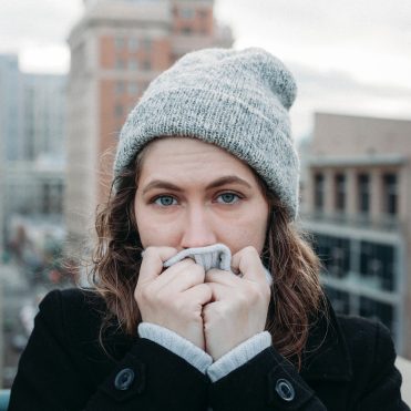 ¿Es normal que los ojos lloren en invierno? Consejos para protegerlos del frío