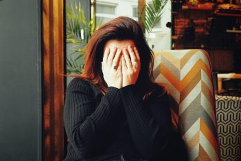 Visión borrosa, sequedad ocular, enrojecimiento e incluso cefaleas, avisos de tus ojos del abuso de las pantallas
