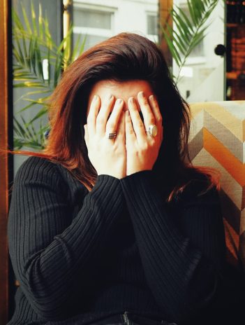 Visión borrosa, sequedad ocular, enrojecimiento e incluso cefaleas, avisos de tus ojos del abuso de las pantallas