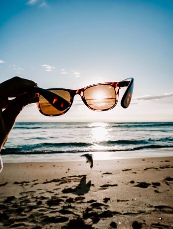 Anteojos de sol: cuáles son los consejos para elegirlos y para cuidar la vista durante el verano