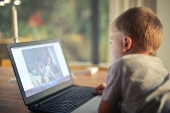 El uso (y abuso) de pantallas puede resecar seriamente su vista: qué hacer para evitarlo