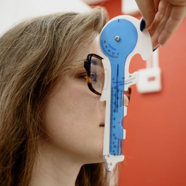 Dolor de cabeza frecuente, signo de la miopía según expertos en salud visual