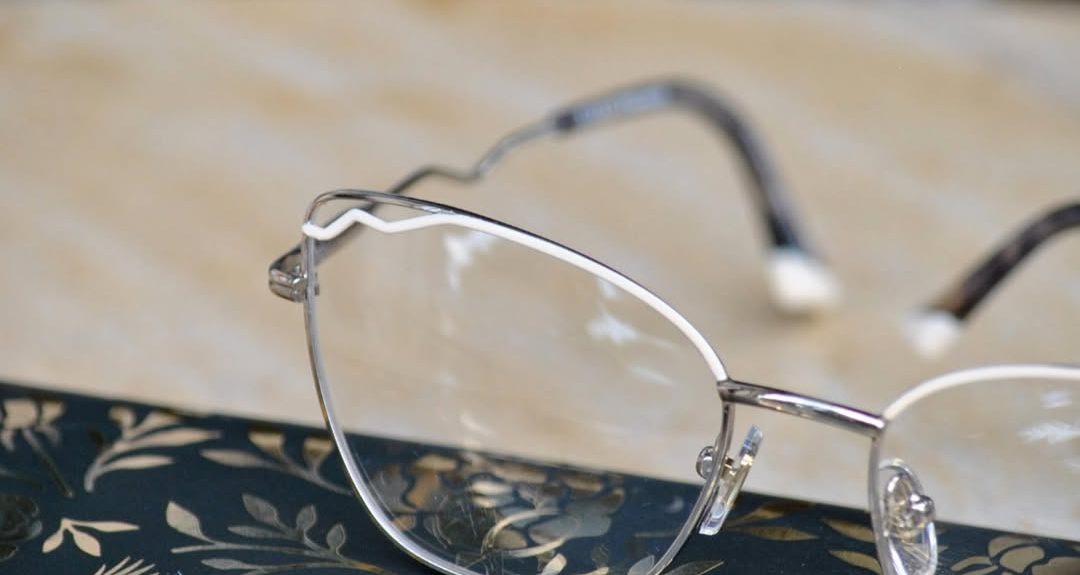 Un toque chic y un look femenino: anteojos de receta de Tiffany