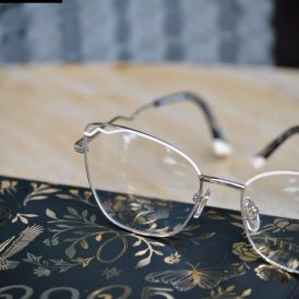 Un toque chic y un look femenino: anteojos de receta de Tiffany