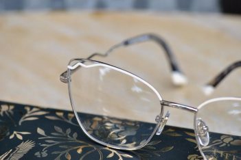 Un toque chic y un look femenino: anteojos de receta de Tiffany