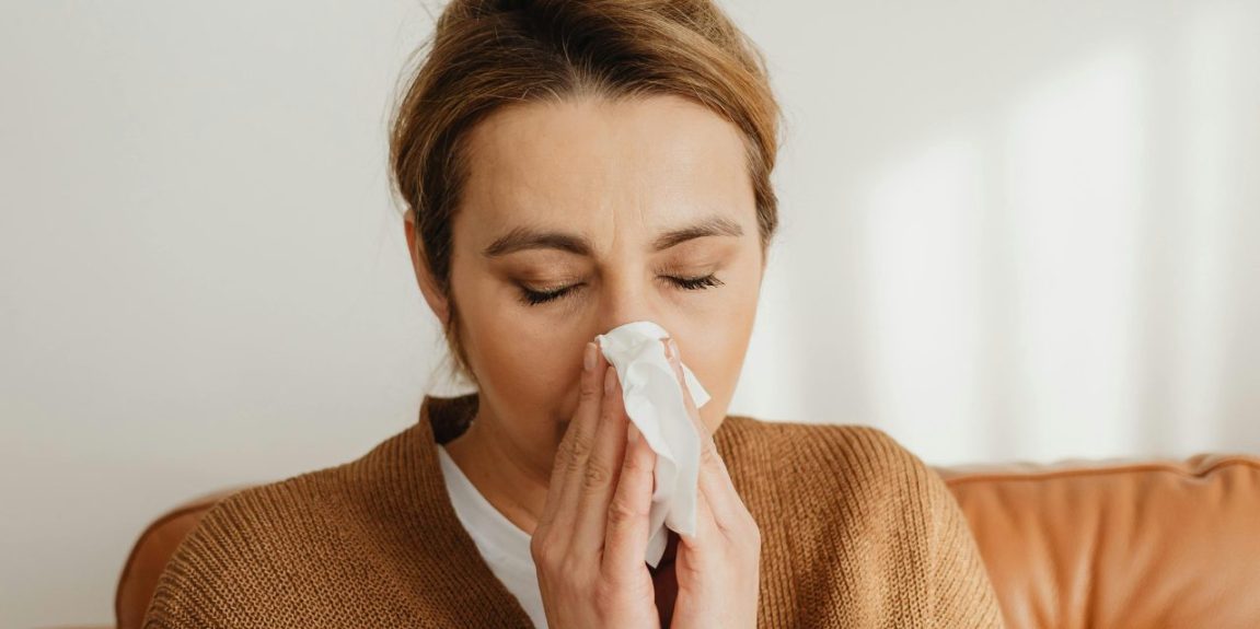 Congestión, tos, estornudos, ojos irritados y picazón son algunos de los signos de una reacción alérgica; ¿cómo prevenirla?
