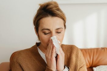 Congestión, tos, estornudos, ojos irritados y picazón son algunos de los signos de una reacción alérgica; ¿cómo prevenirla?