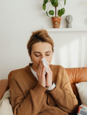 Congestión, tos, estornudos, ojos irritados y picazón son algunos de los signos de una reacción alérgica; ¿cómo prevenirla?