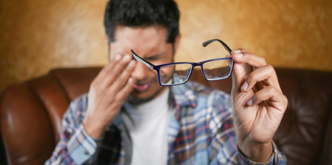El uso de anteojos de lectura sin consultar al oftalmólogo aumenta el riesgos de enfermedades oculares