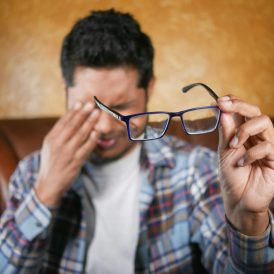 El uso de anteojos de lectura sin consultar al oftalmólogo aumenta el riesgos de enfermedades oculares
